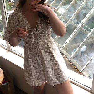 adorable tie-front romper sz6